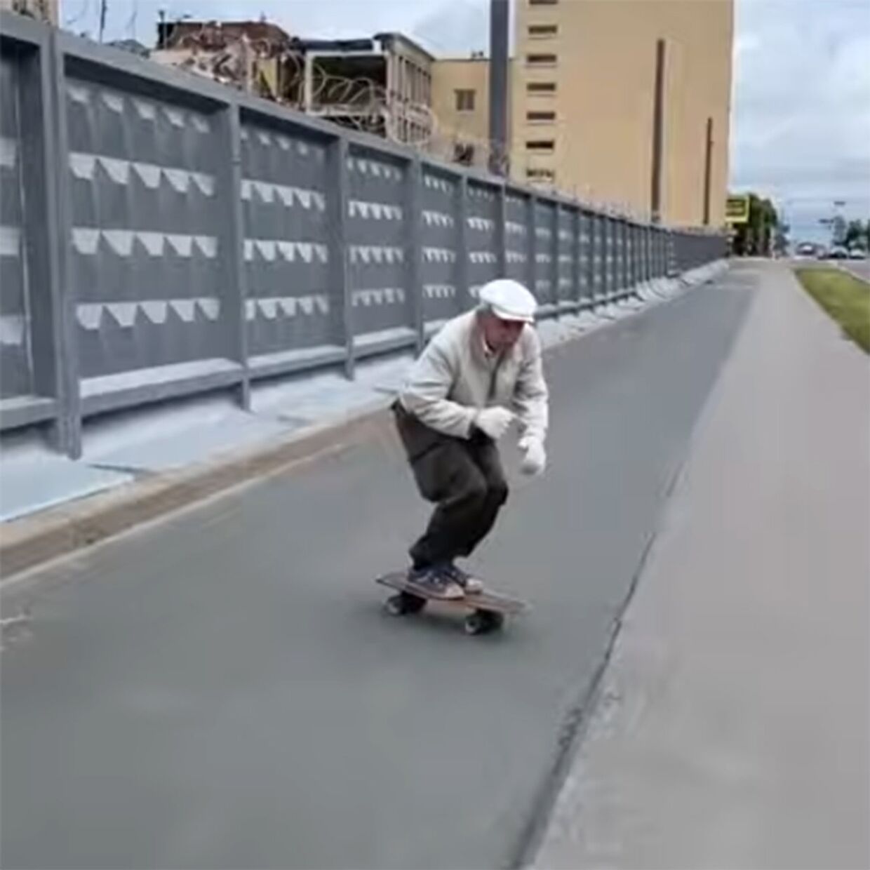 73 летний скейтер Игорь из Санкт Петербурга