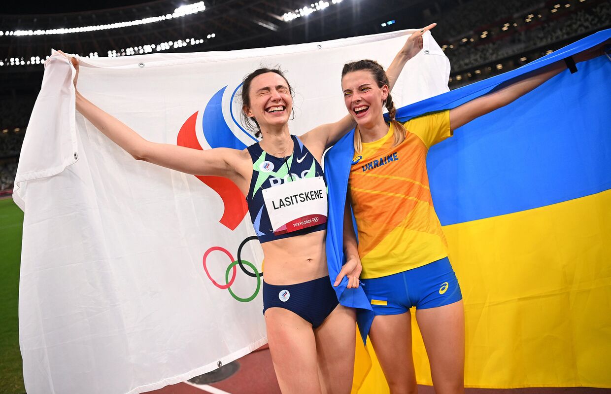 Золотая медалистка россиянка Мария Ласицкене вместе с бронзовой медалисткой Ярославой Магучих из Украины
