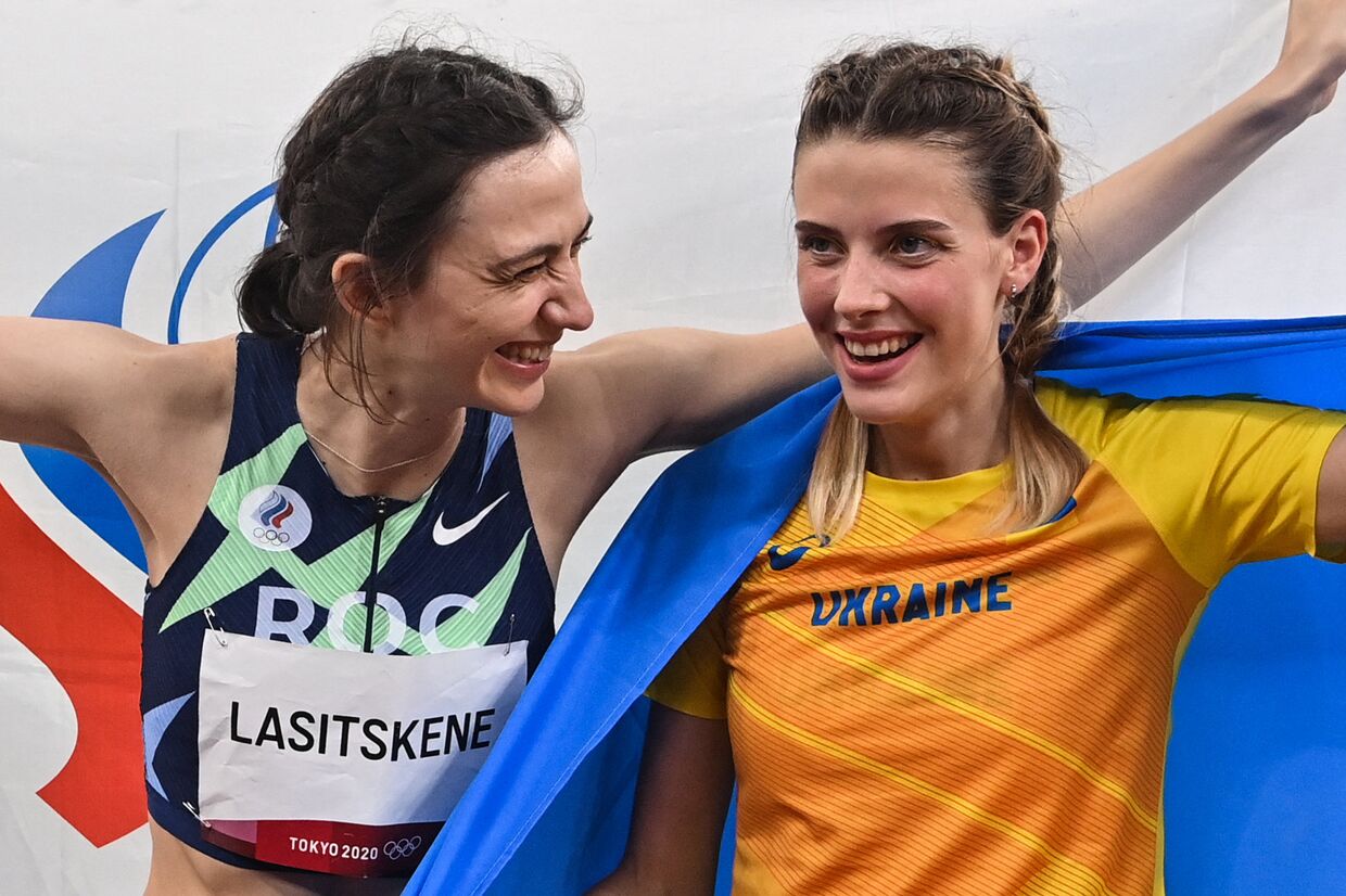 Золотая медалистка россиянка Мария Ласицкене вместе с бронзовой медалисткой Ярославой Магучих из Украины