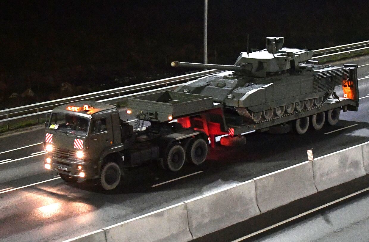Военный тягач с танком Т-14 Армата