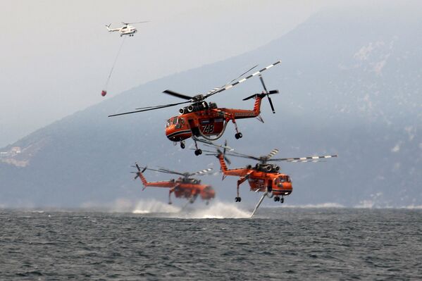 Греция. Пожарные вертолеты набирают воду возле острова Эвия