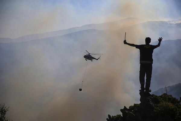 Турция. Вертолет участвует в тушении пожара в Кёйджегизе