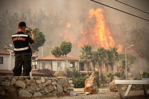 Турция. Пожарный фотографирует распространяющийся огонь в Орене