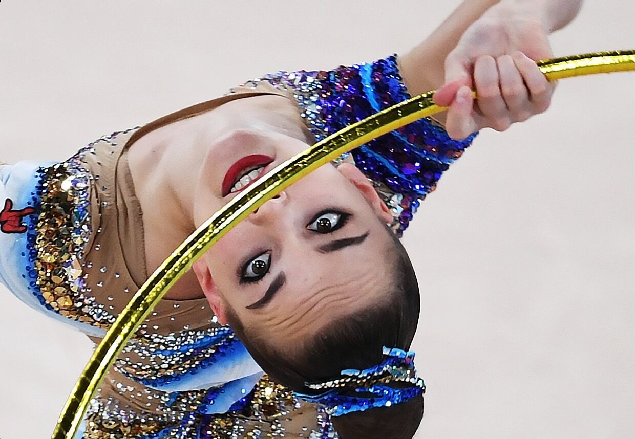 Олимпиада-2020. Дина Аверина выполняет упражнения с обручем на соревнованиях по художественной гимнастике на Олимпийских играх в Токио