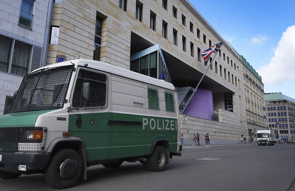 Полицейский автомобиль у здания посольства Великобритании в Берлине, Германия