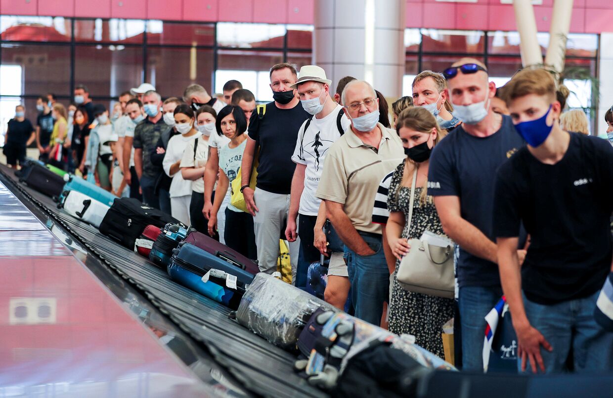 Российские туристы в аэропорту Шарм-эль-Шейха, Египет