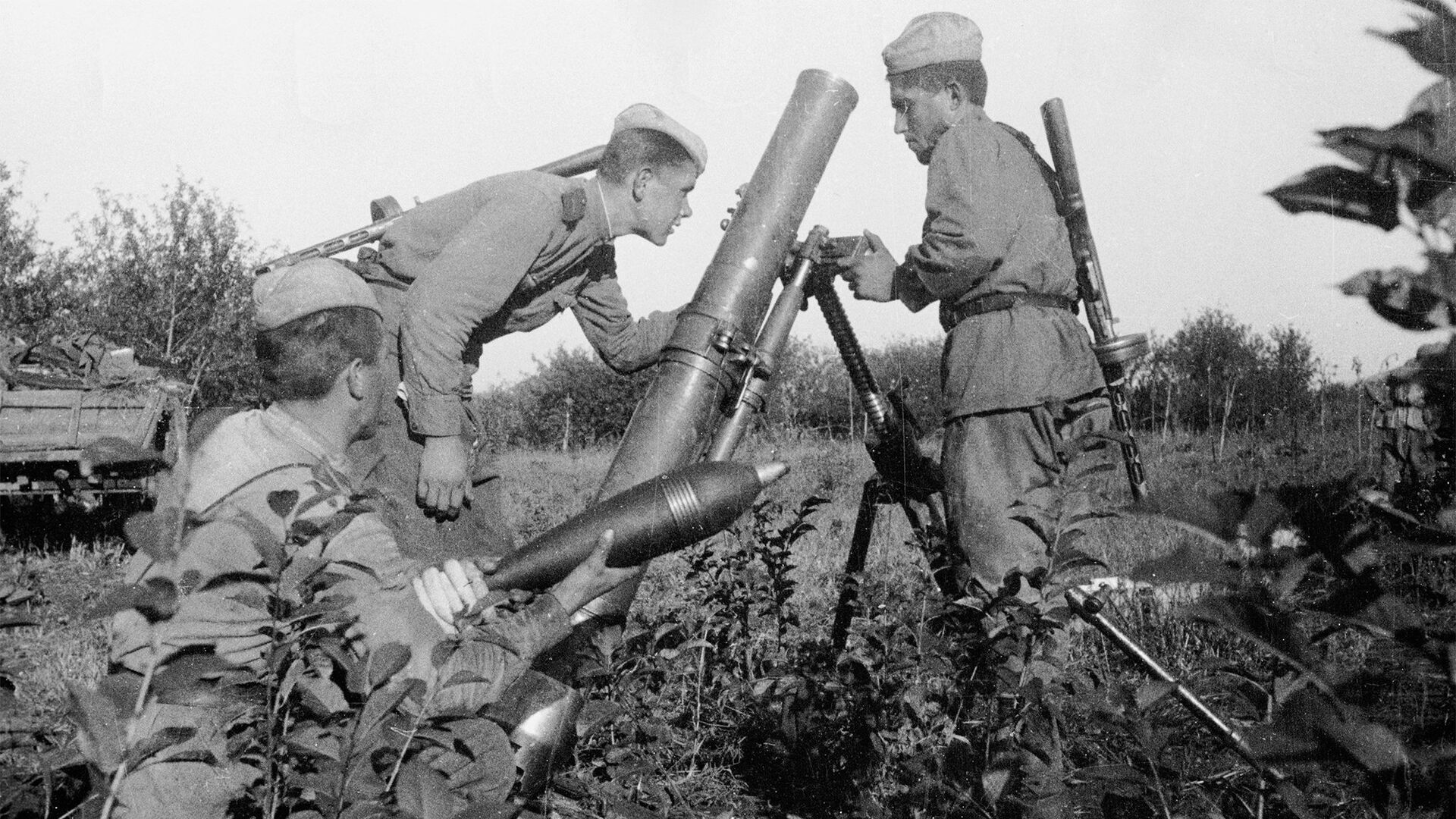 Минометный расчет упрощенного полкового 120-мм миномета - ИноСМИ, 1920, 08.05.2024