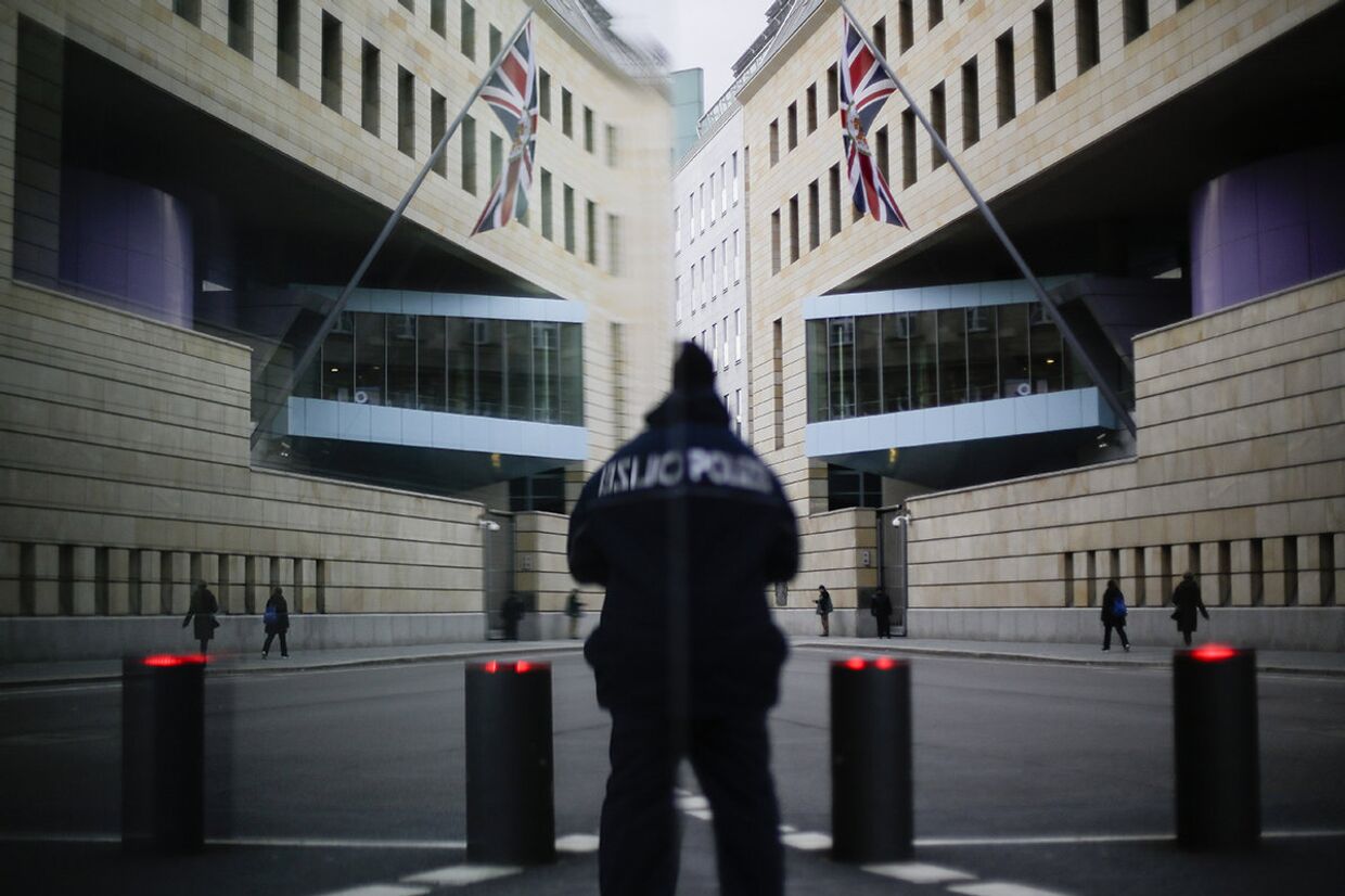 Полицейский у здания посольства Великобритании в Берлине, Германия