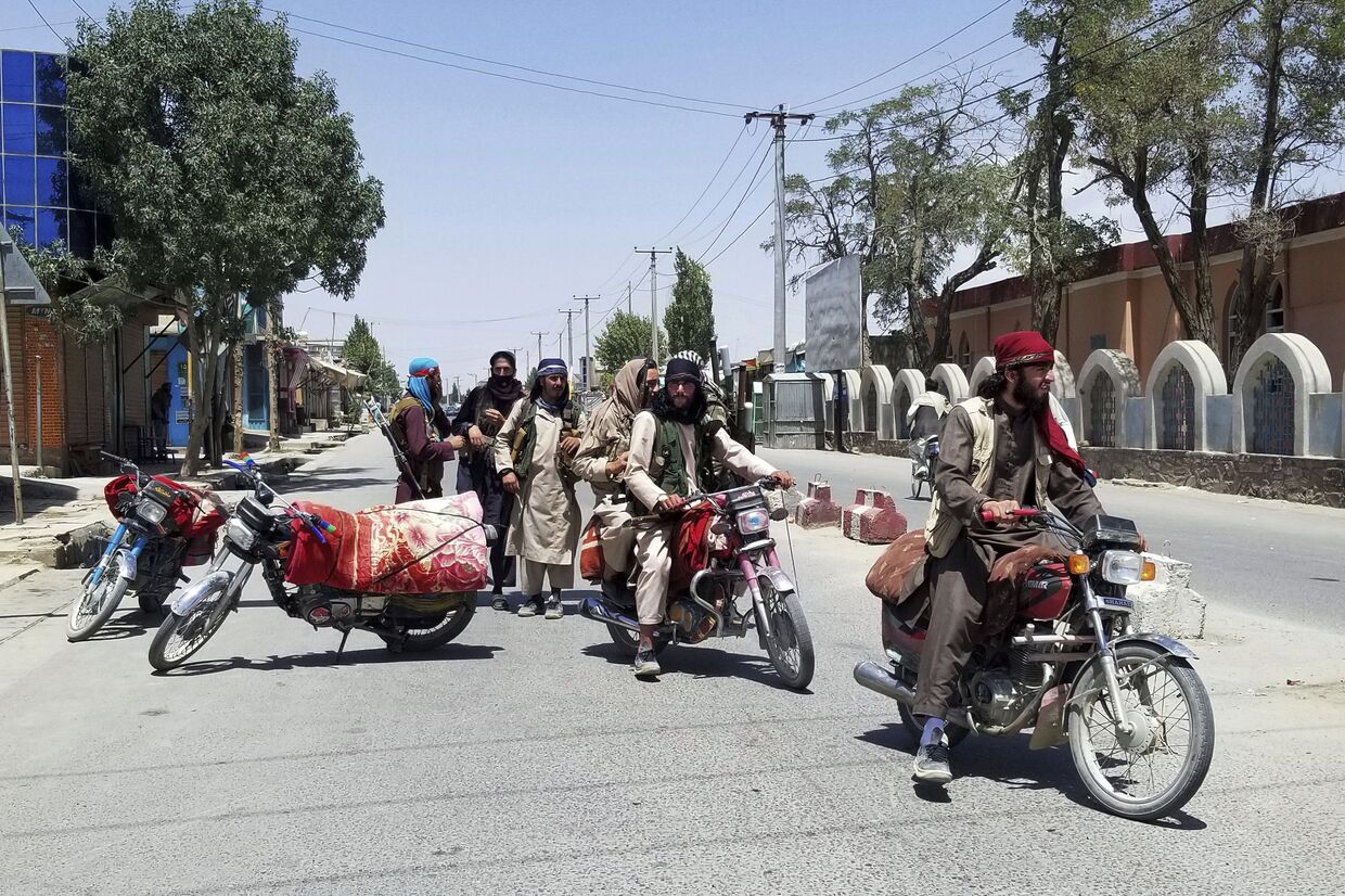 Бойцы Талибана* патрулируют захваченный город Газни, Афганистан