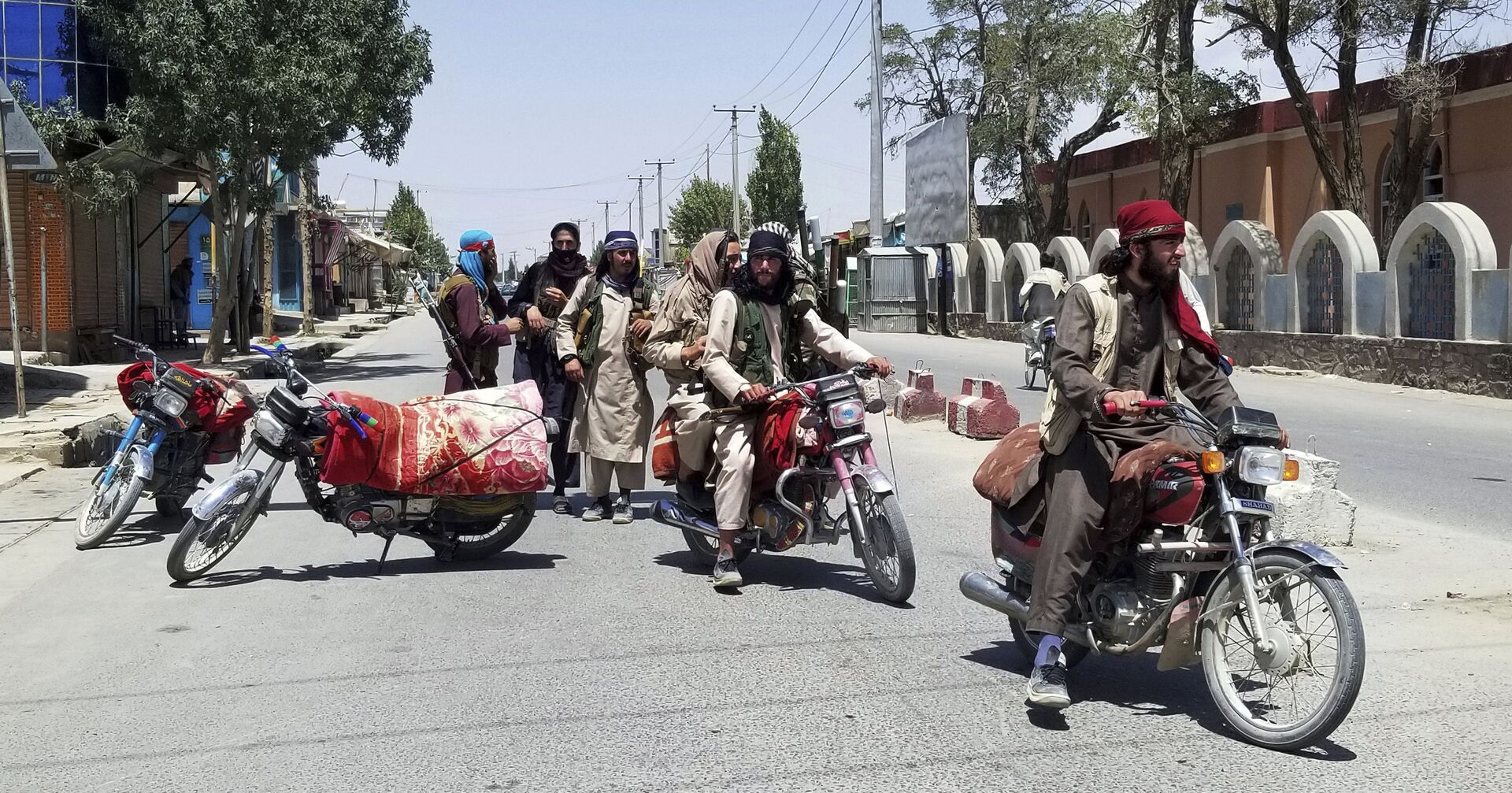 Бойцы Талибана* патрулируют захваченный город Газни, Афганистан - ИноСМИ, 1920, 12.08.2021