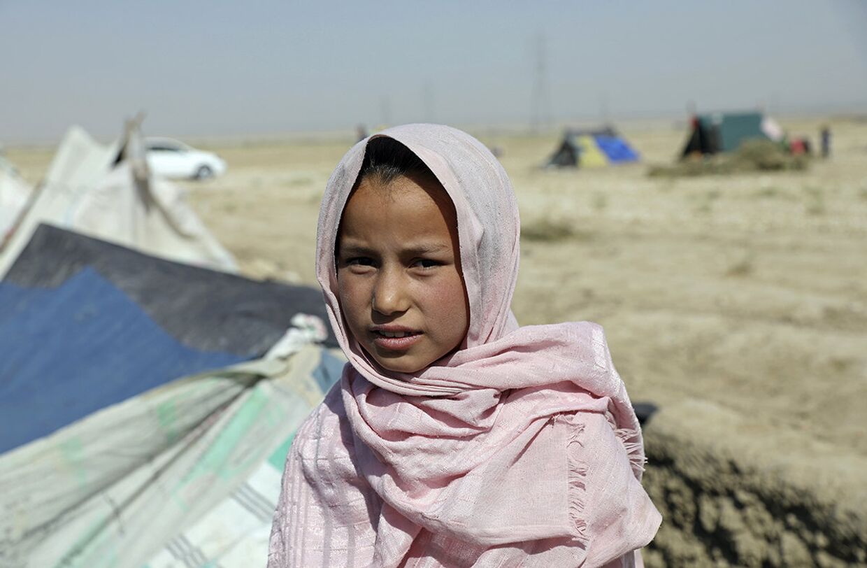 Афганская девушка, покинувшая свой дом из-за боевых действий, в лагере на окраине Мазари-Шарифа, Афганистан