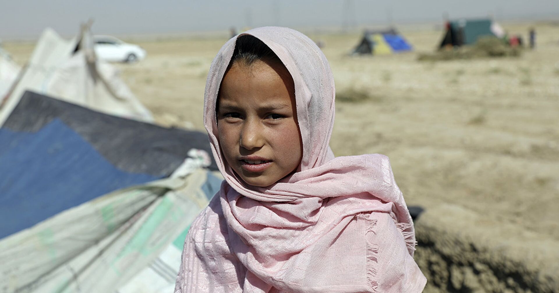 Афганская девушка, покинувшая свой дом из-за боевых действий, в лагере на окраине Мазари-Шарифа, Афганистан - ИноСМИ, 1920, 13.08.2021