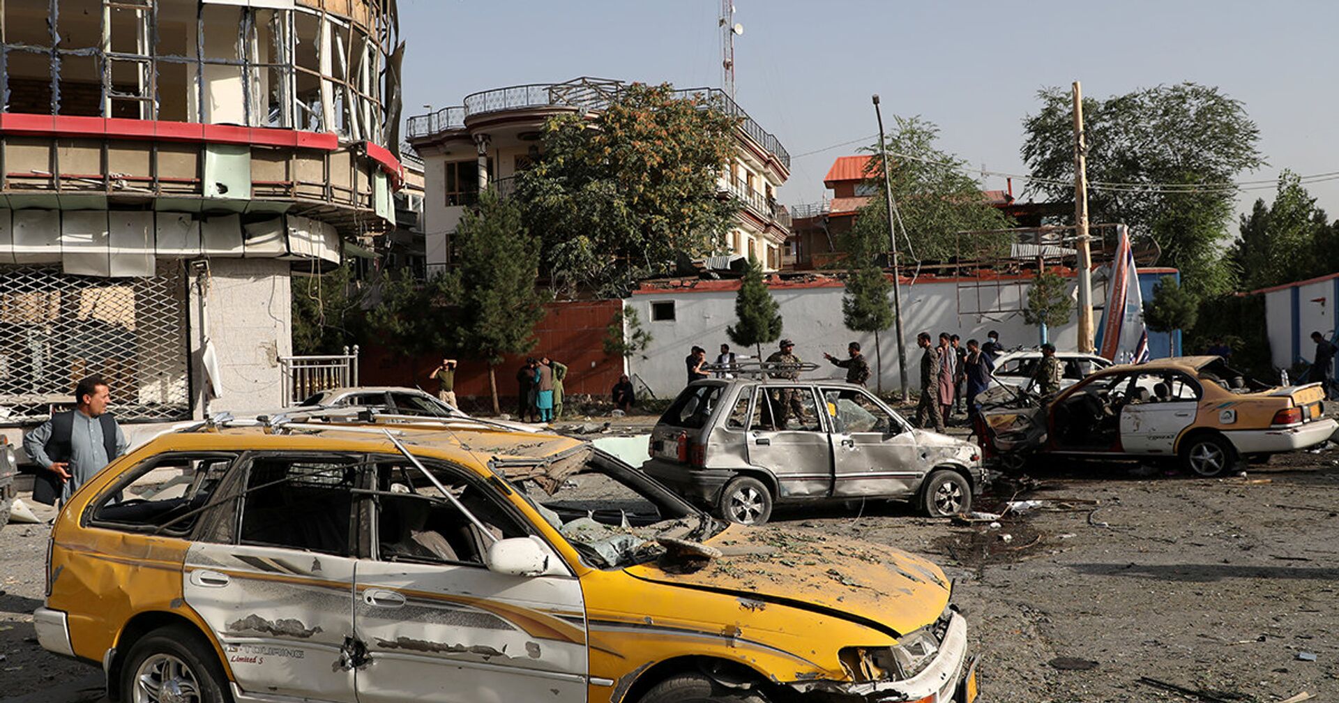 Автомобили, пострадавшие в результате взрыва в Кабуле, Афганистан - ИноСМИ, 1920, 15.08.2021