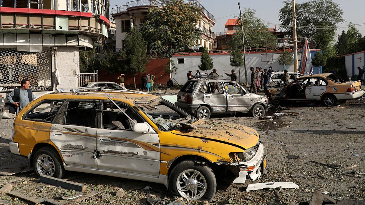 Автомобили, пострадавшие в результате взрыва в Кабуле, Афганистан