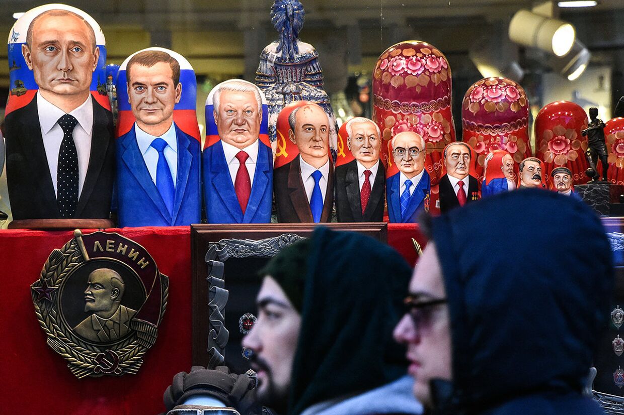 Матрешки с изображениями российских и советских лидеров в сувенирном магазине в Москве