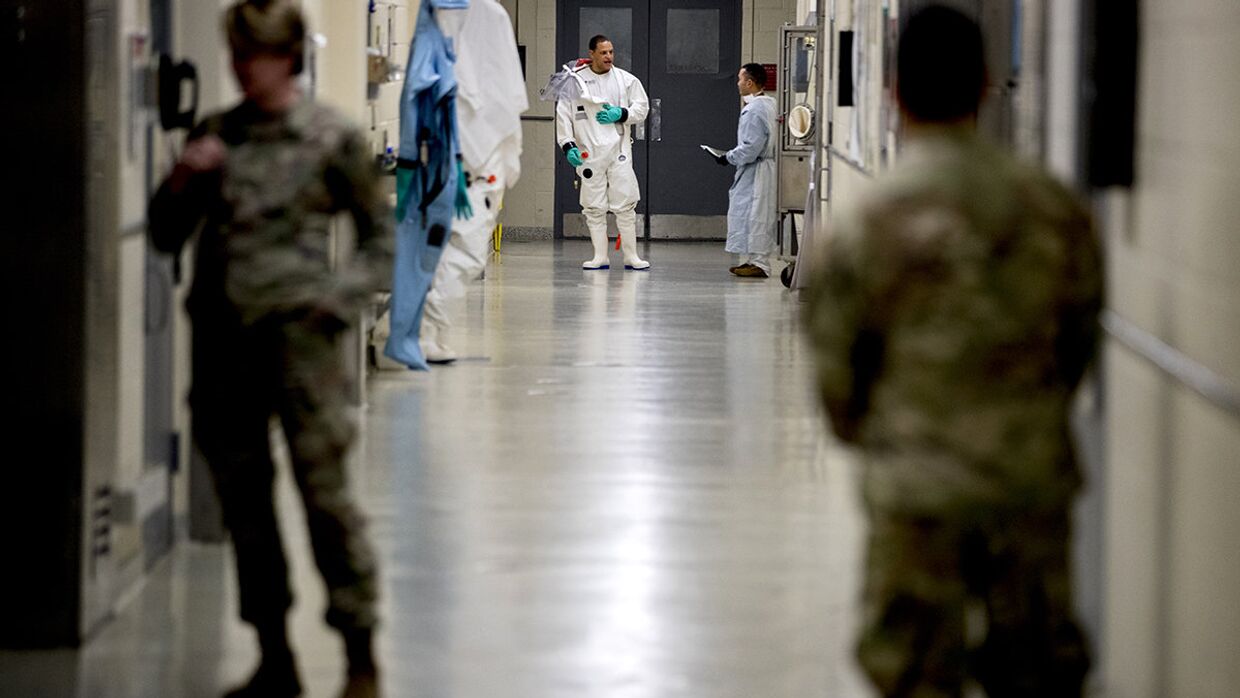 Персонал в медицинском научно-исследовательском институте инфекционных заболеваний Армии США в Форт-Детрике