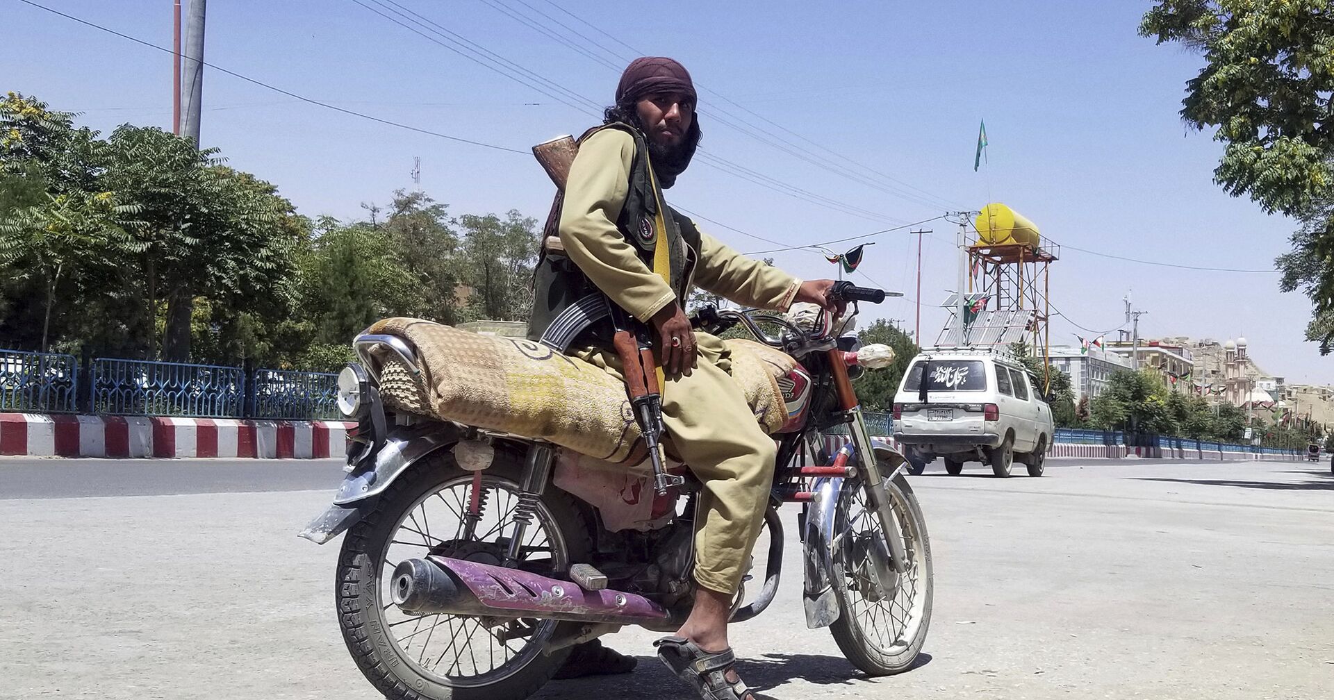Боевик движения Талибан* в Газни, Афганистан - ИноСМИ, 1920, 16.08.2021