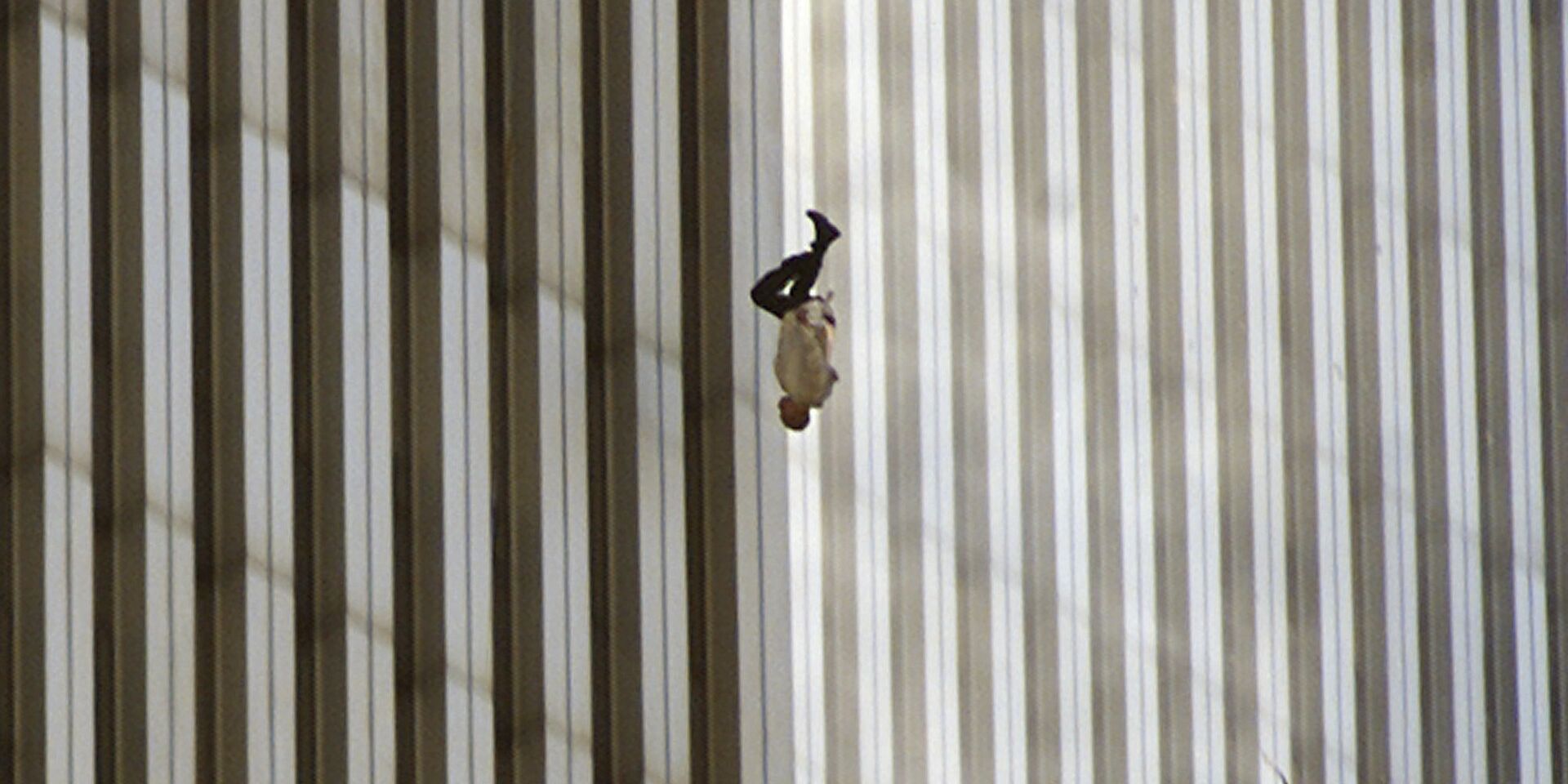 Человек падает с северной башни Всемирного торгового центра в Нью-Йорке - ИноСМИ, 1920, 17.08.2021