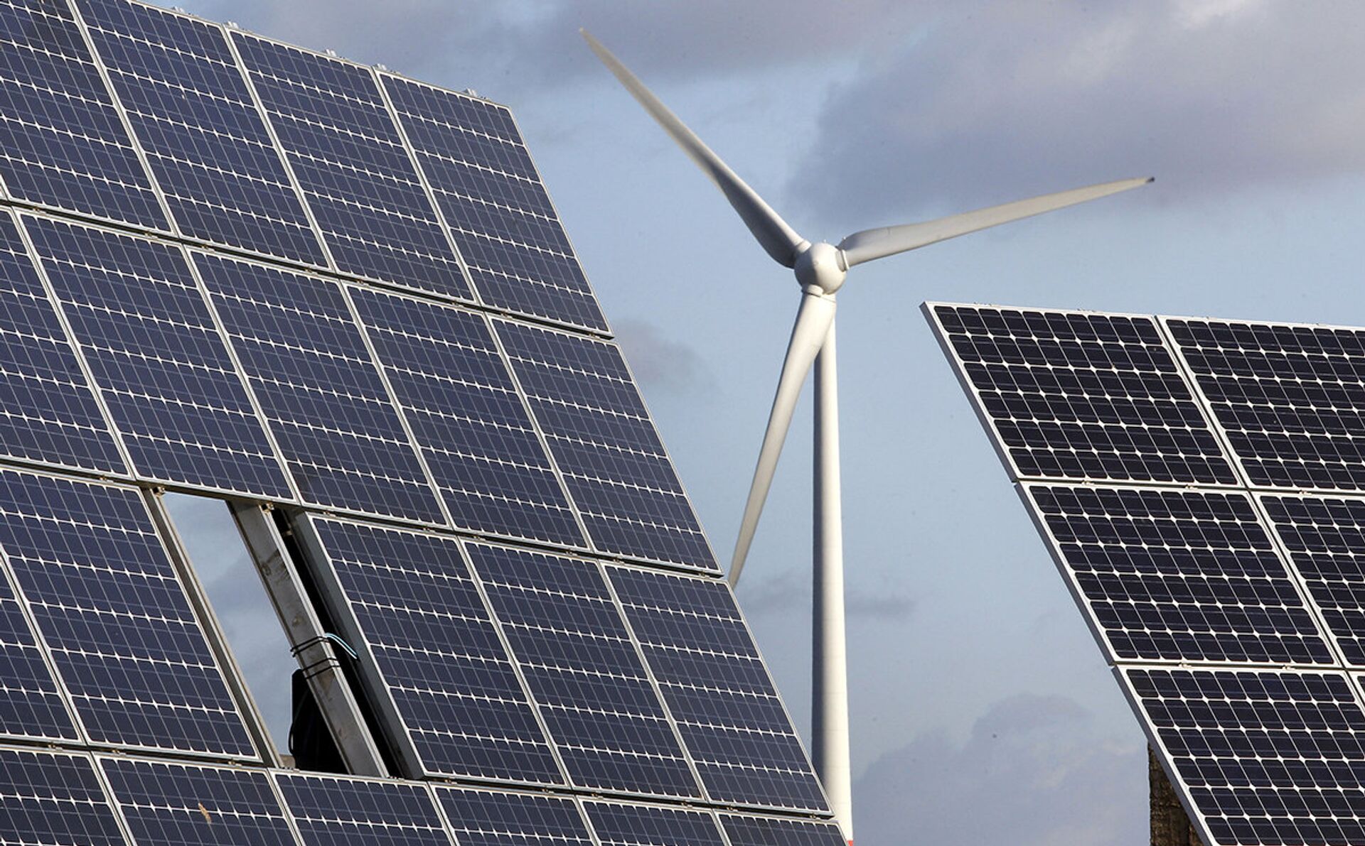 Солнечные панели и ветряная электростанция  - ИноСМИ, 1920, 25.03.2026