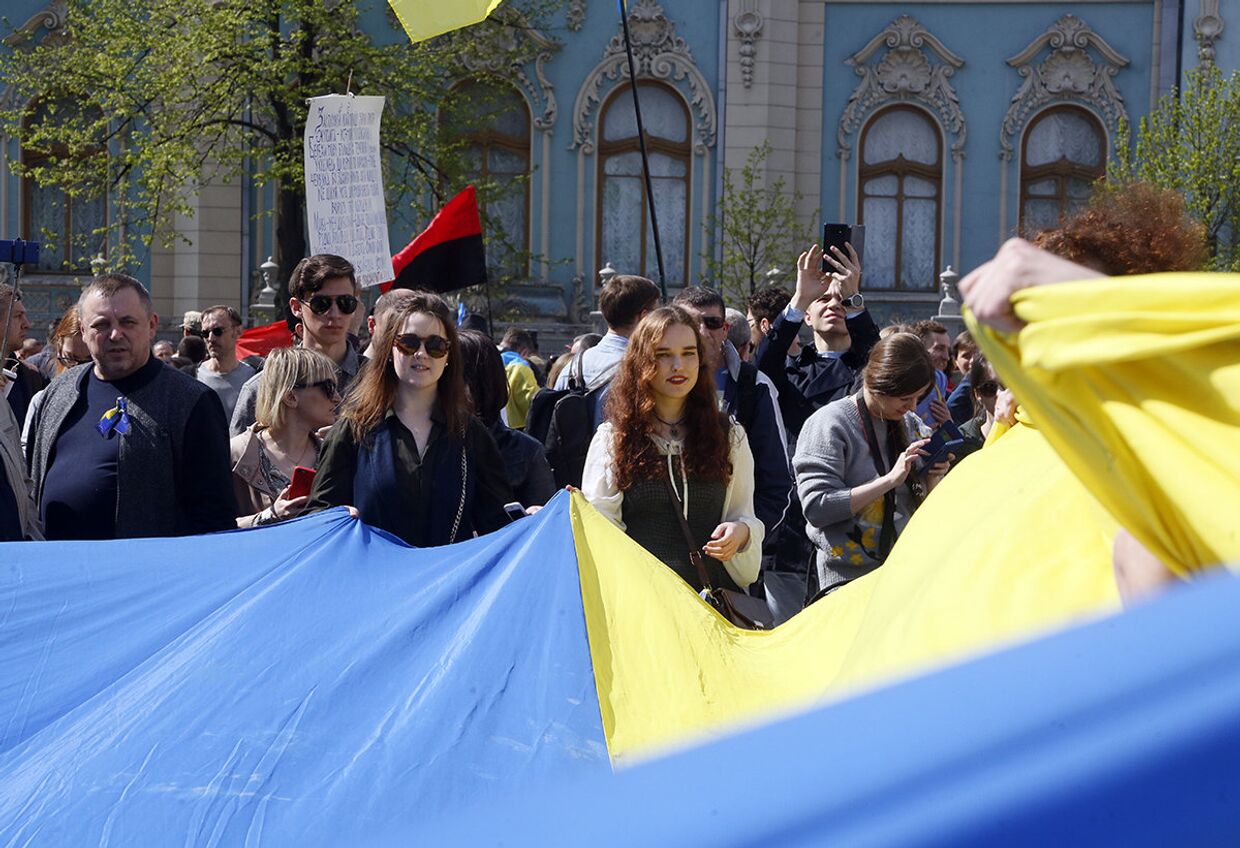 Участники акции протеста перед зданием парламента в Киеве, Украина