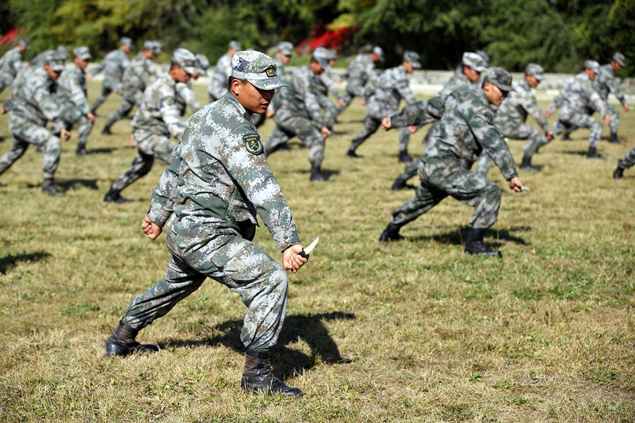 Солдаты Народно-освободительной армии Китая во время подготовки на северо-востоке Китая