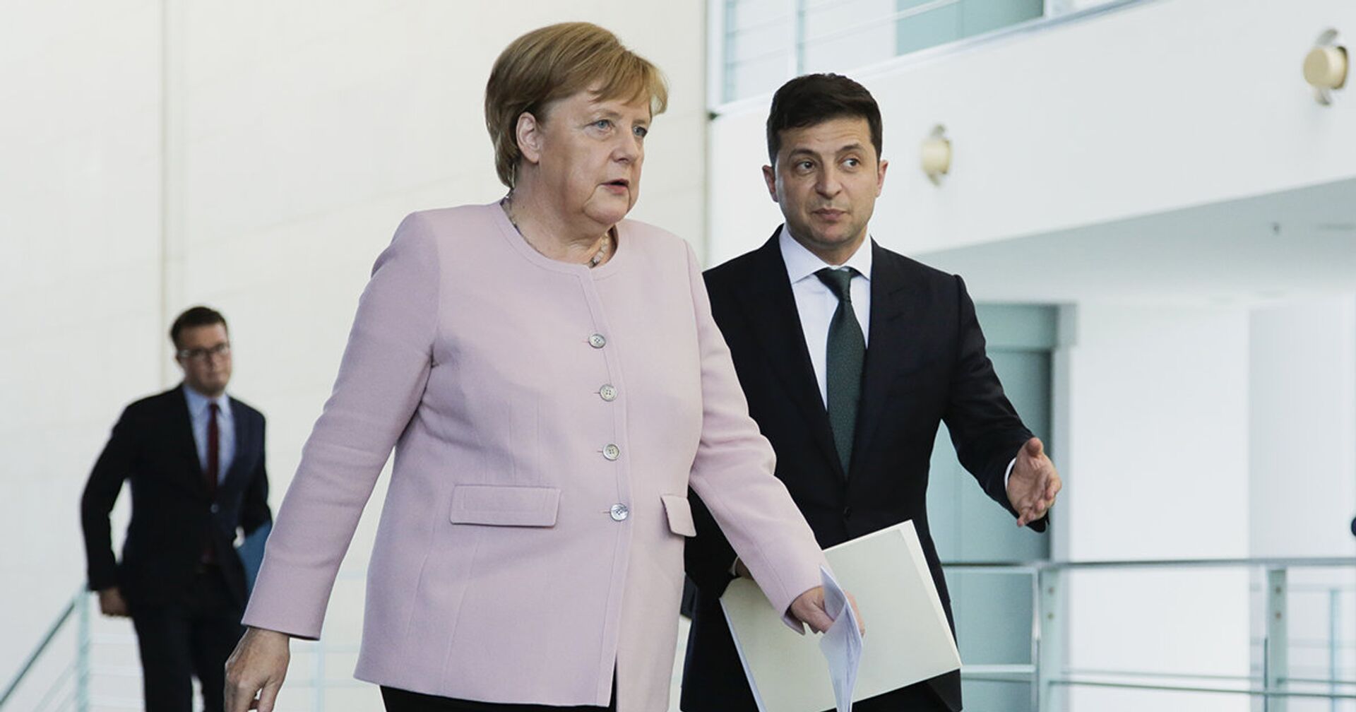 Канцлер Германии Ангела Меркель и президент Украины Владимир Зеленский в Берлине - ИноСМИ, 1920, 19.08.2021