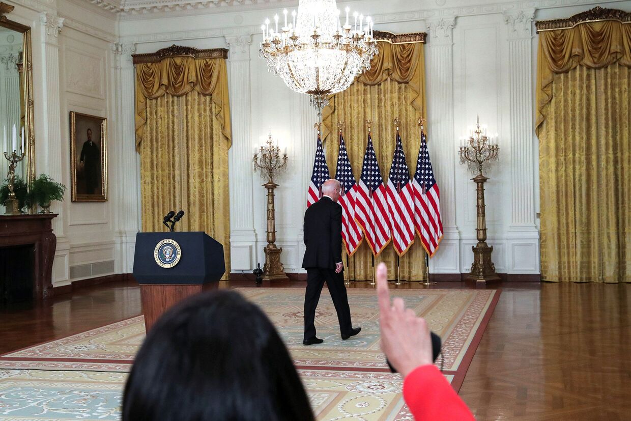 Президент США Джо Байден после выступления о кризисе в Афганистане в Белом доме в Вашингтоне