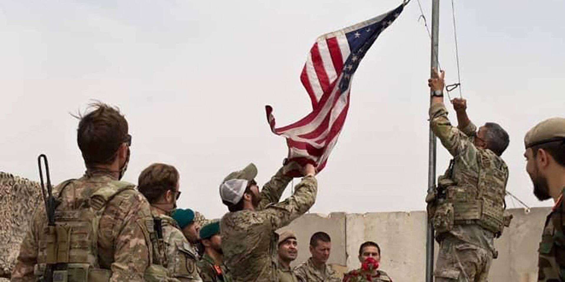 Церемония спуска флага в лагере Антоник, провинция Гильменд, Афганистан - ИноСМИ, 1920, 06.09.2021