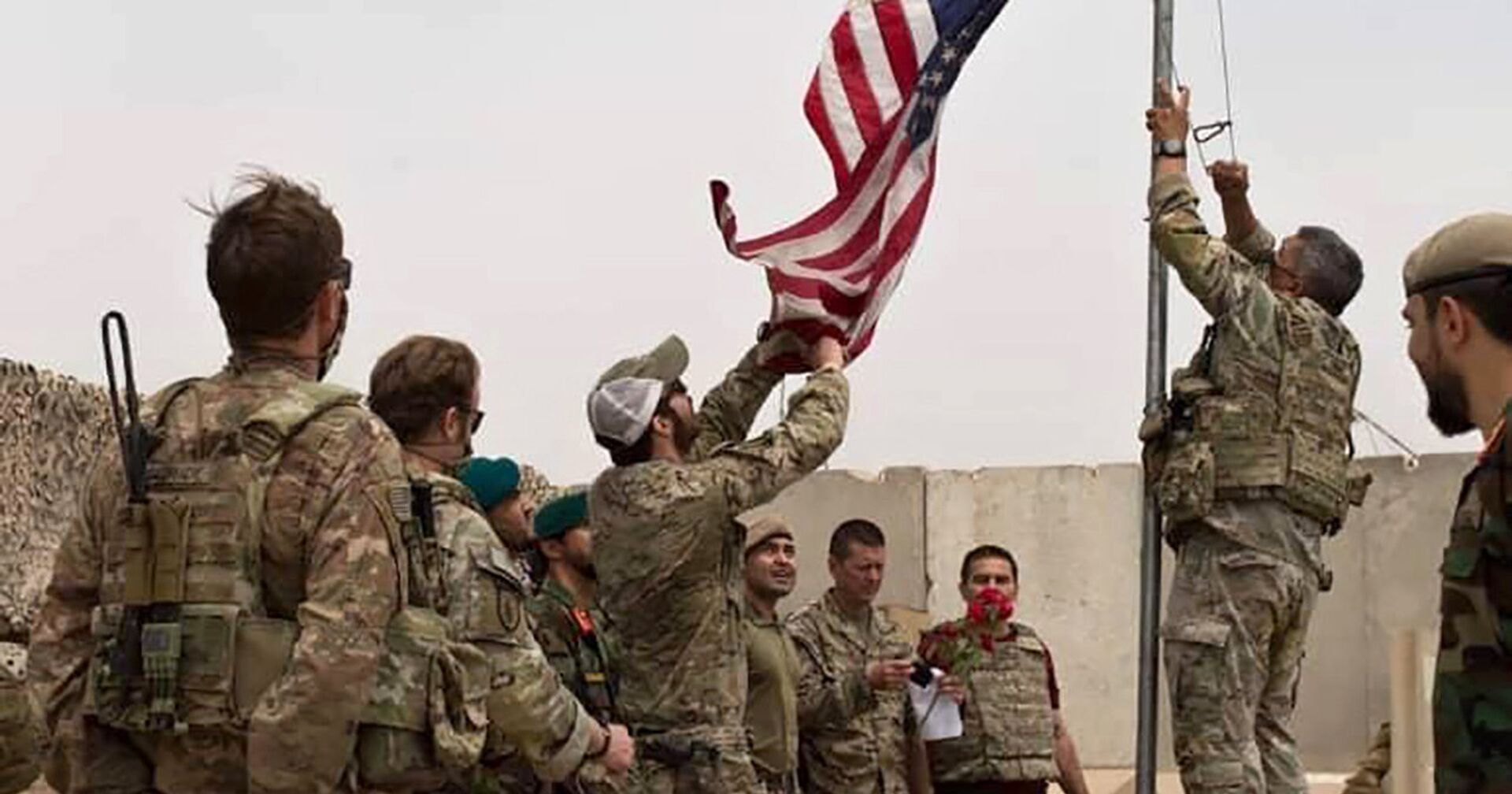 Церемония спуска флага в лагере Антоник, провинция Гильменд, Афганистан - ИноСМИ, 1920, 26.08.2021