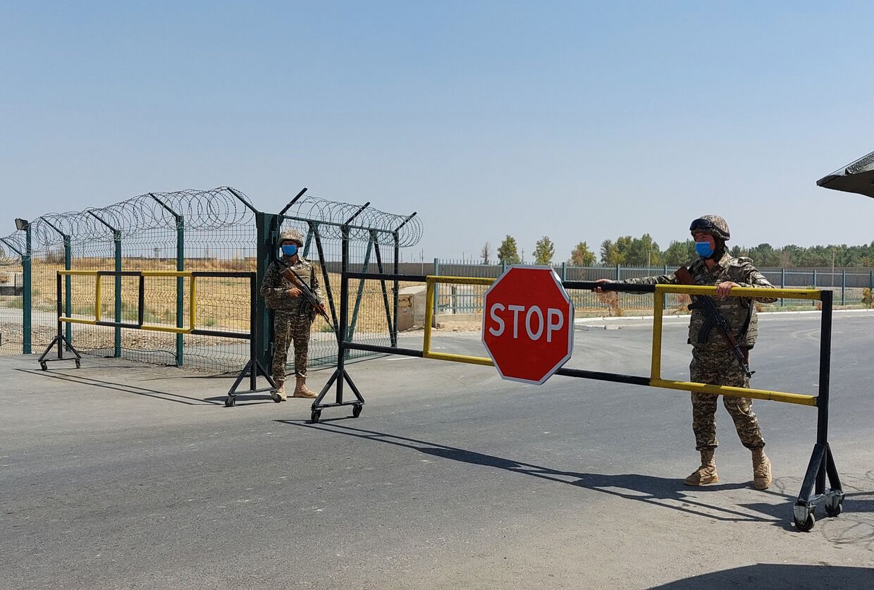 Узбекские солдаты на контрольно-пропускном пункте недалеко от Термеза, Узбекистан