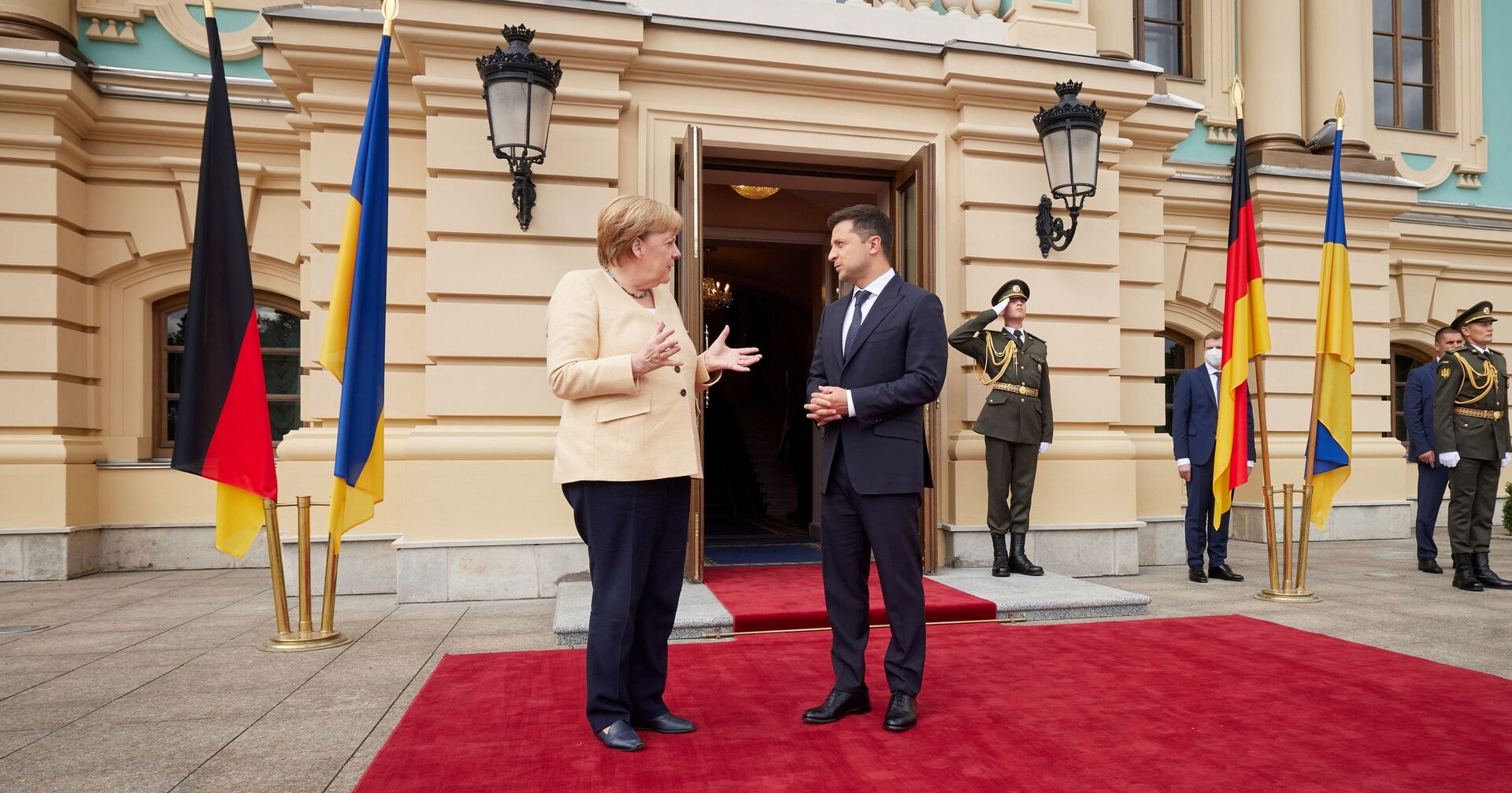 Президент Украины Владимир Зеленский и канцлер Германии Ангела Меркель - ИноСМИ, 1920, 24.08.2021