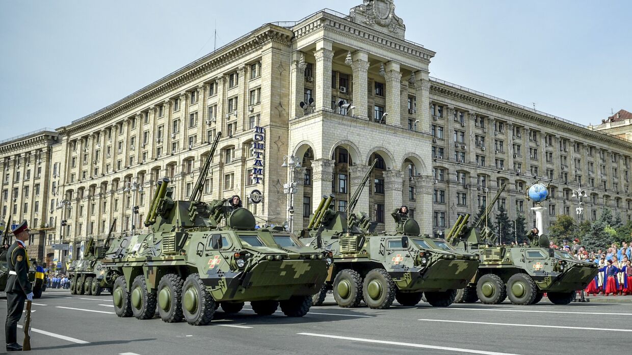 Украинские бронетранспортеры на военном параде на Крещатике в День Независимости в Киеве