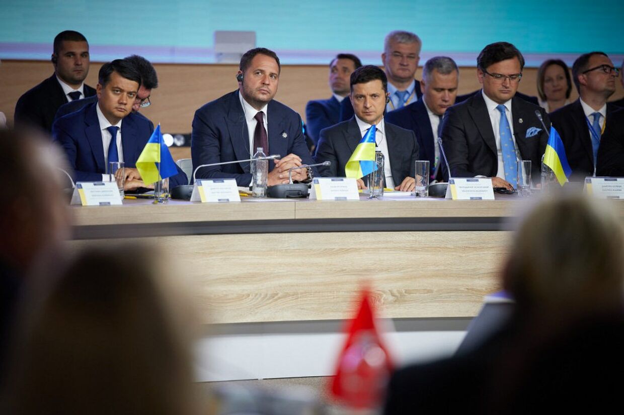 Президент Украины Владимир Зеленский и министр иностранных дел Украины Дмитрий Кулеба на саммите «Крымская платформа» в Киеве