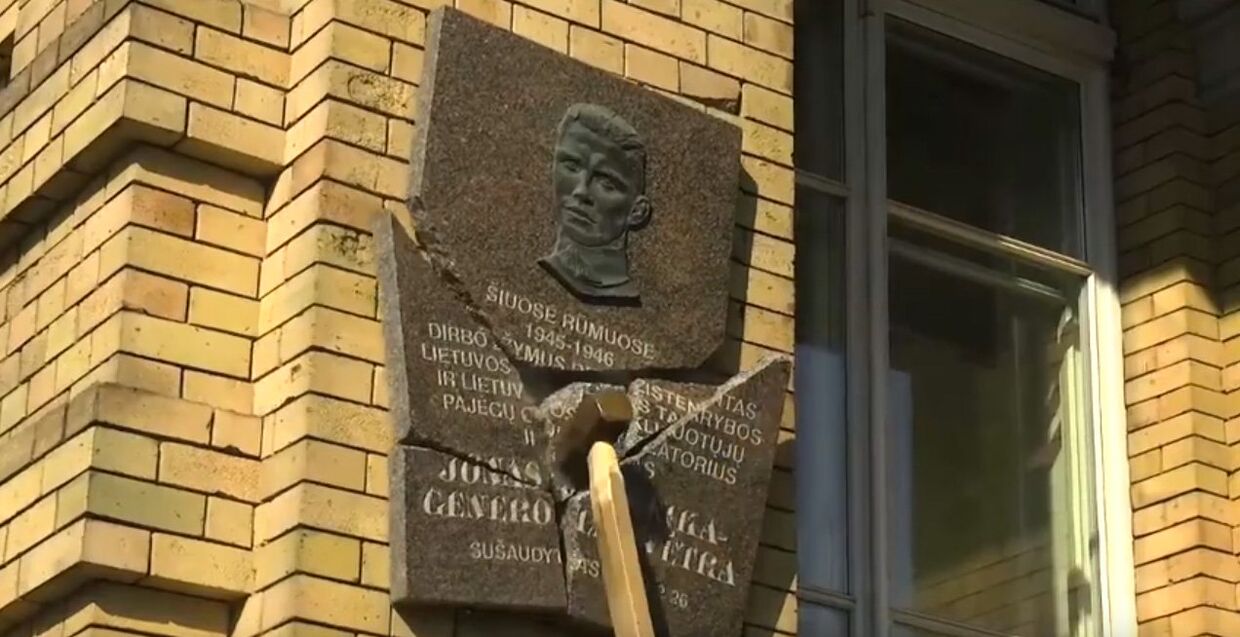 Уничтожение мемориальной таблички Йонасу Норейке в Вильнюсе