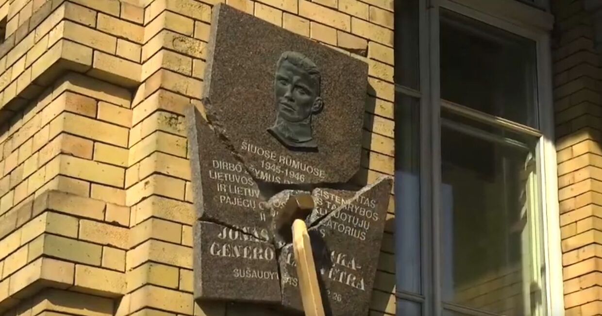 Уничтожение мемориальной таблички Йонасу Норейке в Вильнюсе