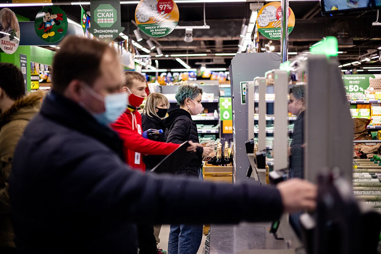 Покупатели оплачивают покупки в автоматах самообслуживания в магазине в Москве