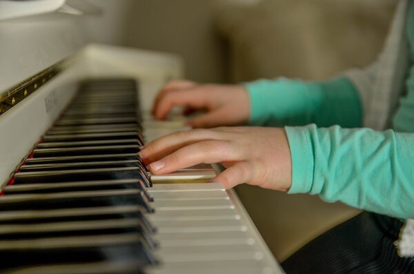Ребенок играет на фортепиано
