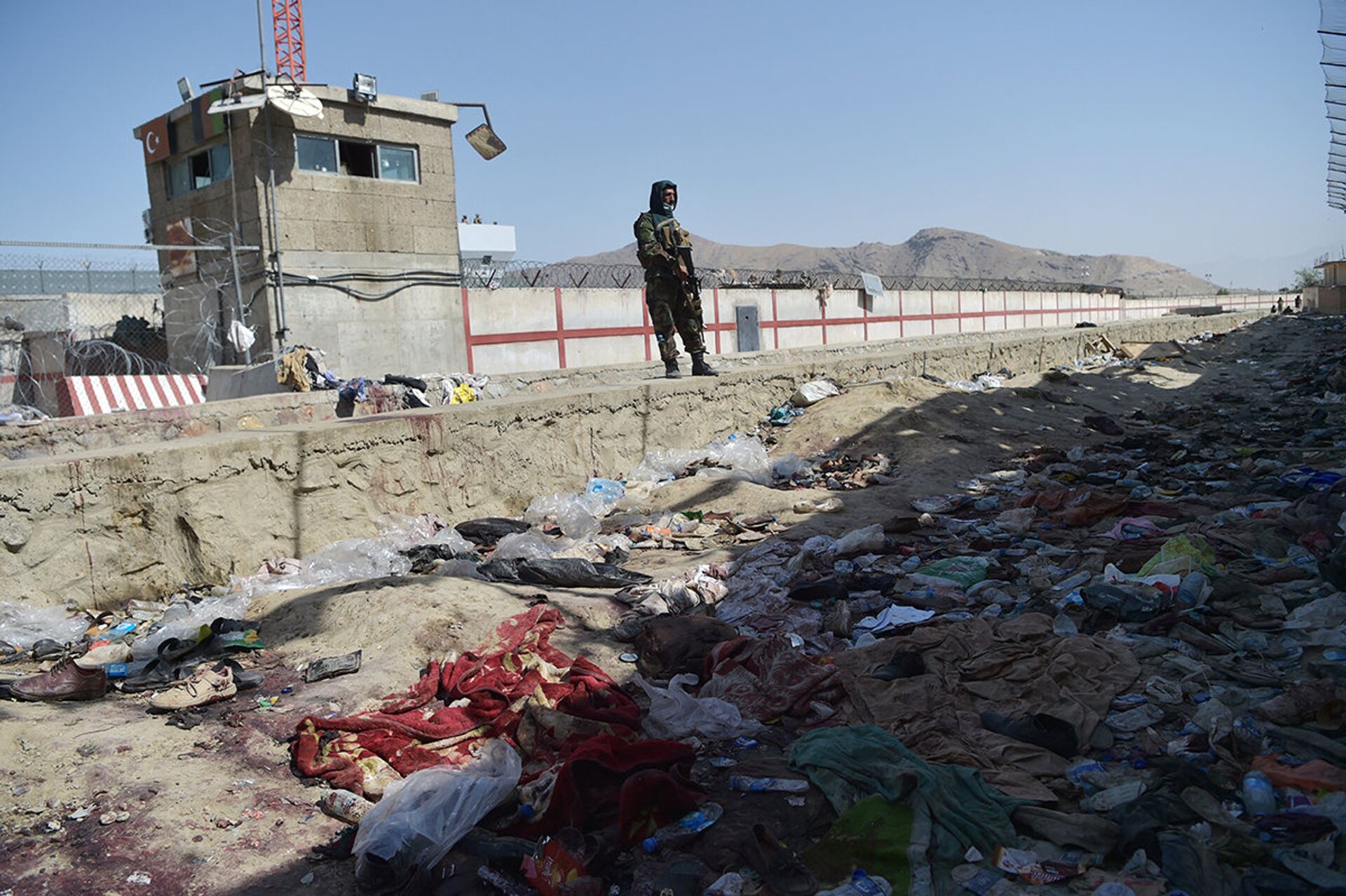 Боец Талибана* на месте взрыва в аэропорту Кабула - ИноСМИ, 1920, 27.08.2021