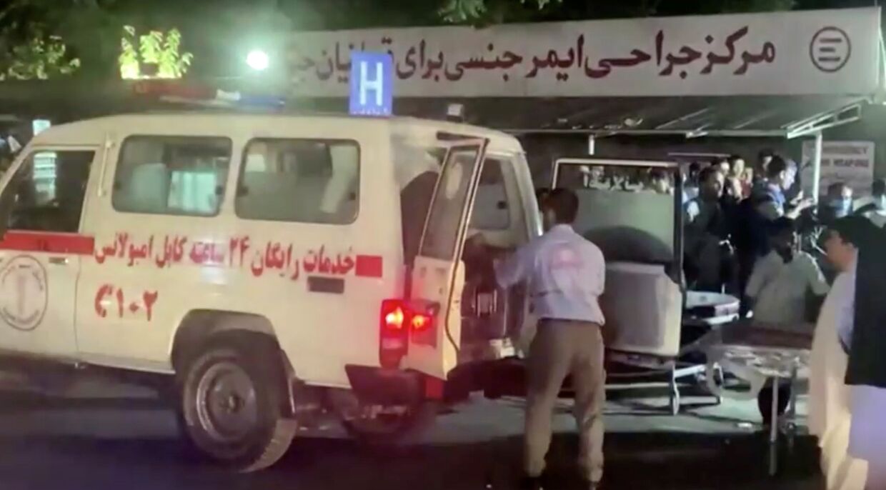 Раненых доставляют в больницу после нападения на аэропорт Кабула