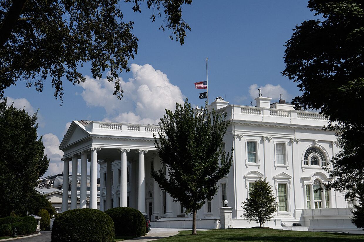 Приспущенные флаги над Белым домом в Вашингтоне