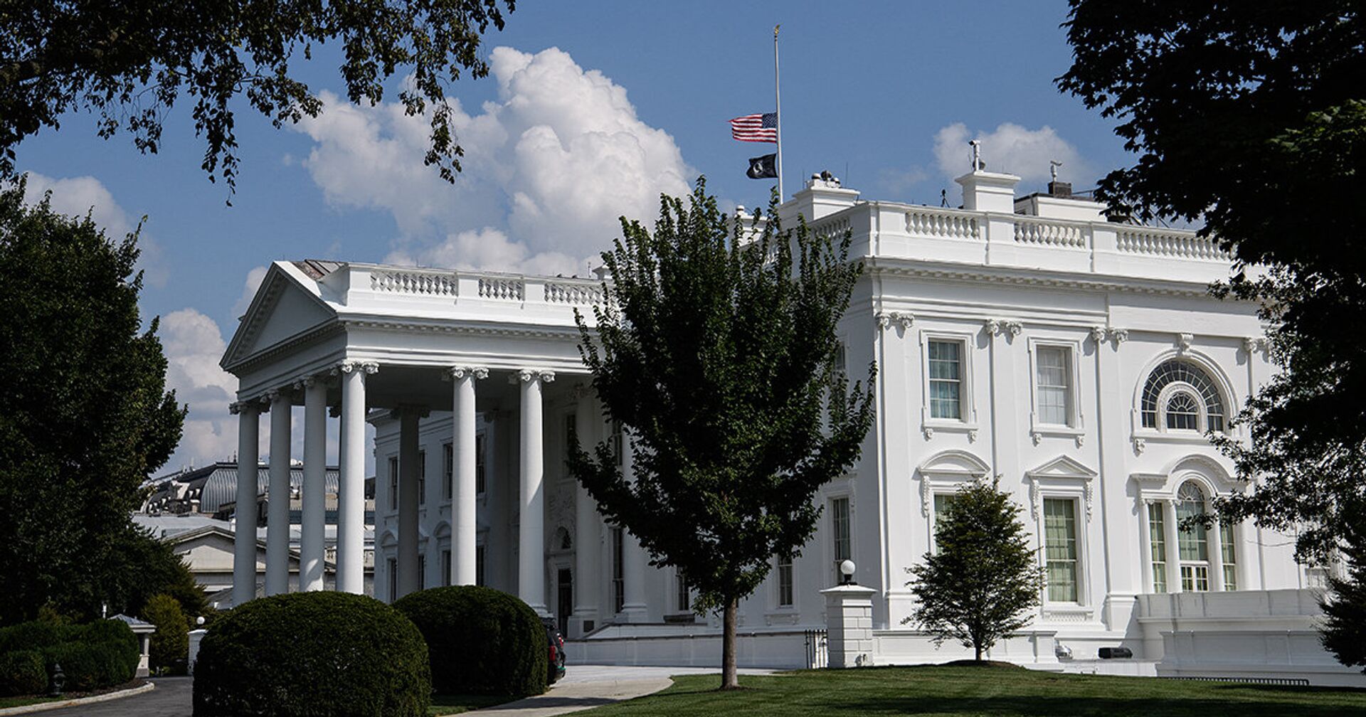 Приспущенные флаги над Белым домом в Вашингтоне - ИноСМИ, 1920, 30.08.2021