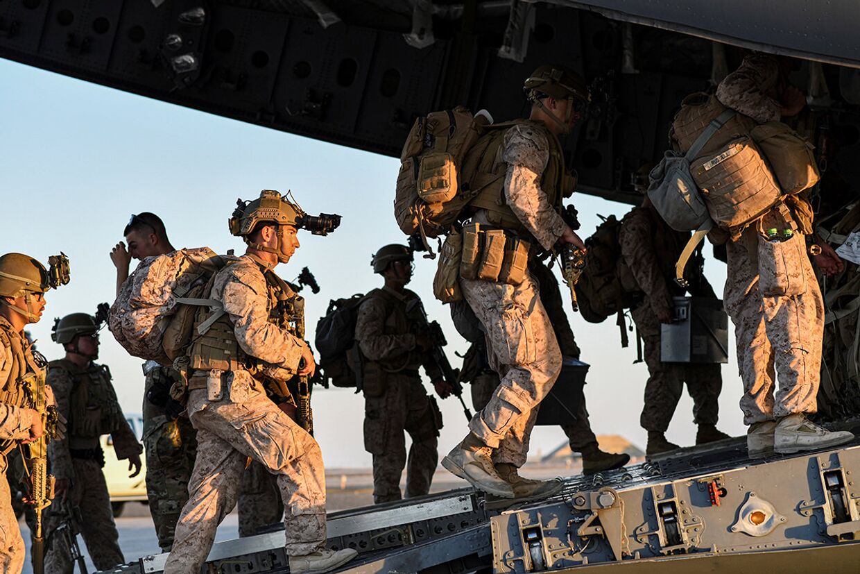 Морские пехотинцы США садятся на американский самолет C-17