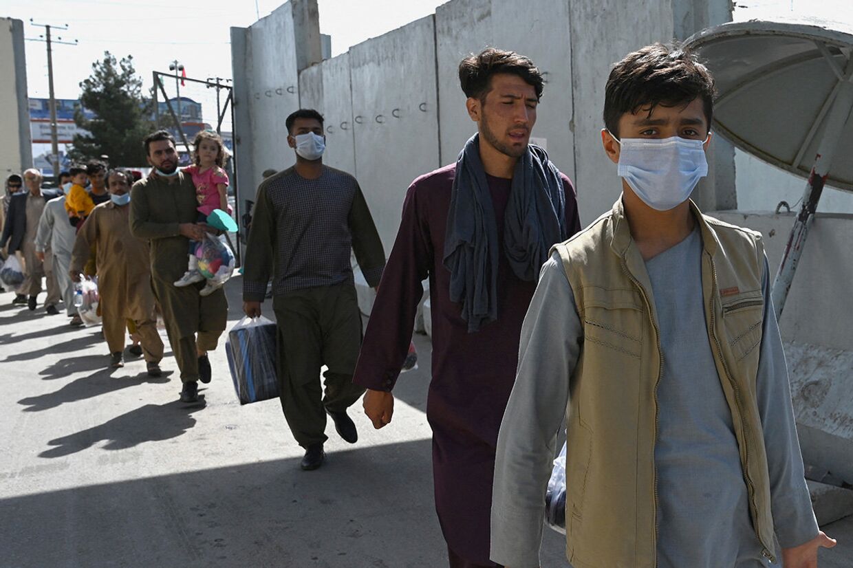 Афганцы, надеющиеся покинуть Афганистан в аэпорорту Кабула