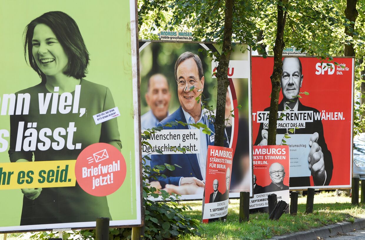 Плакаты кандидатов на пост канцлера Анналены Бербок, Армина Лашета и Олафа Шольца в Гамбурге, Германия