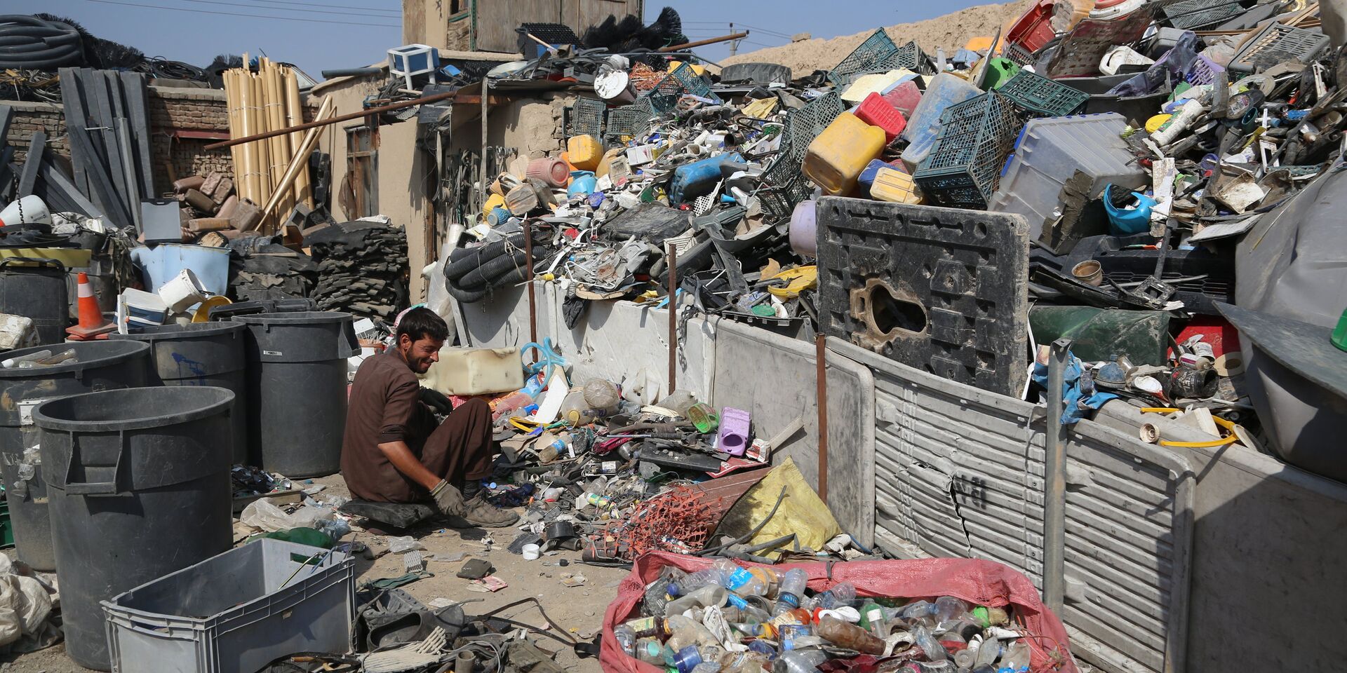 Афганец разбирает мусор, оставленный войсками США и НАТО - ИноСМИ, 1920, 02.09.2021