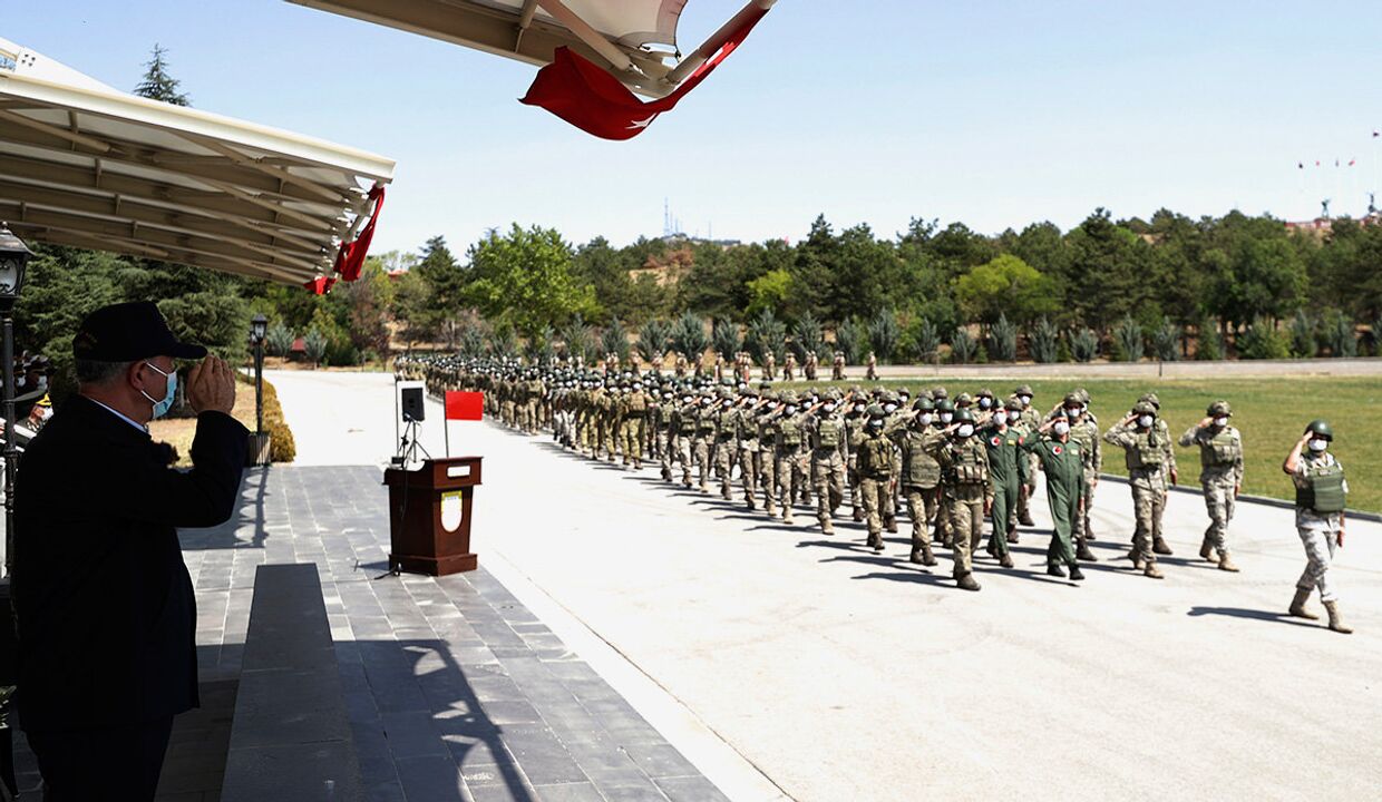 Министр обороны Турции Хулуси Акар приветствует турецких военнослужащих