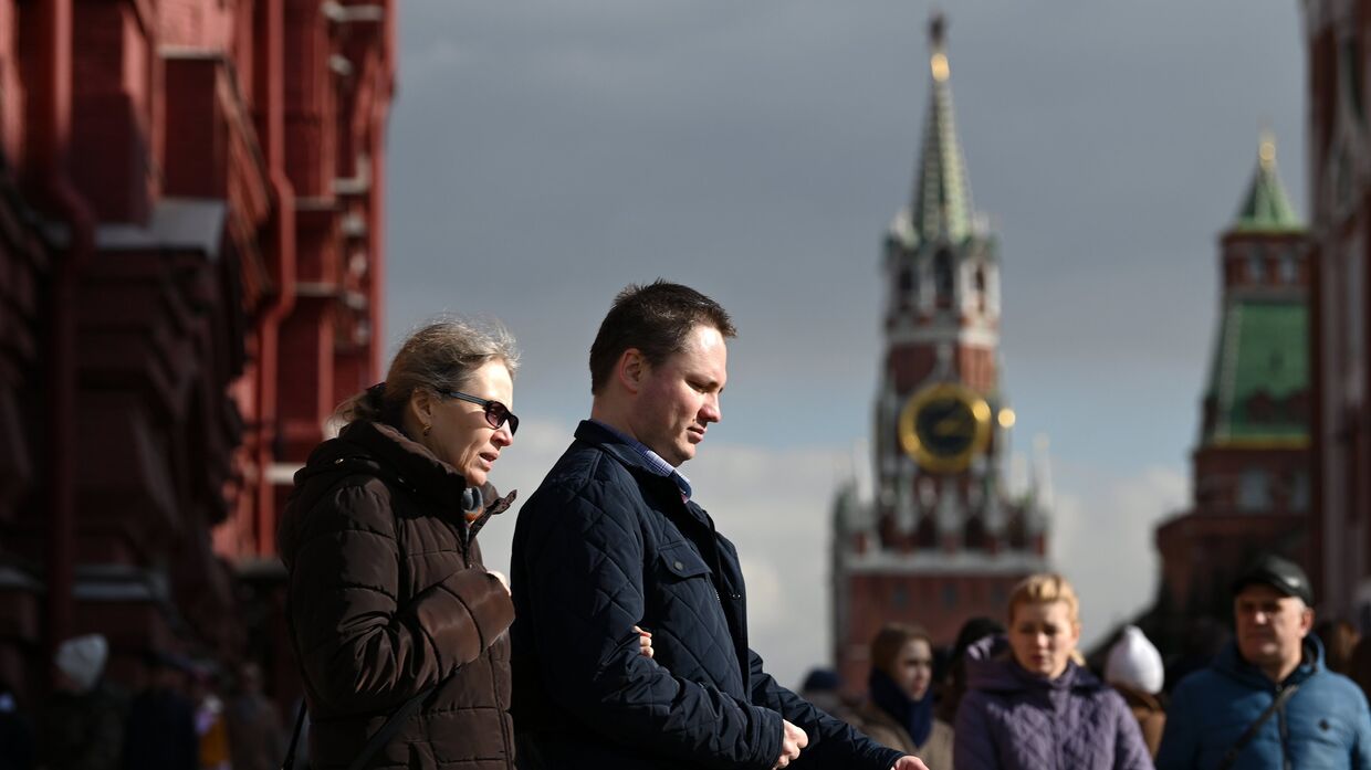 Прохожие возле Красной площади в Москве