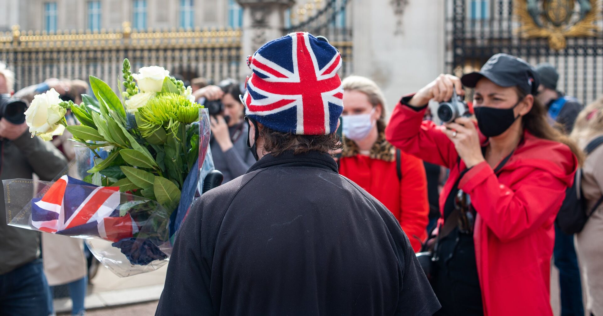 Люди несут цветы к Букингемскому дворцу в Лондоне - ИноСМИ, 1920, 07.09.2021