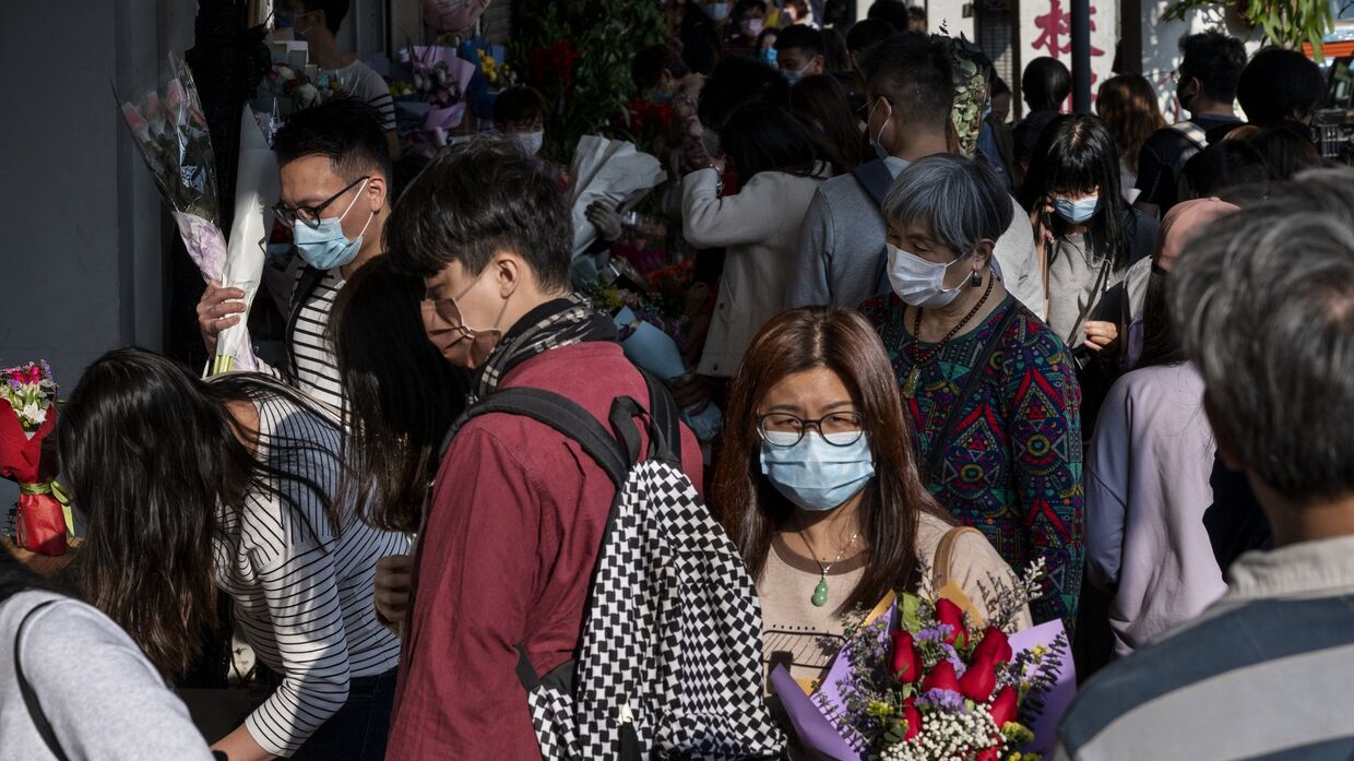 Люди на цветочном рынке в Гонконге