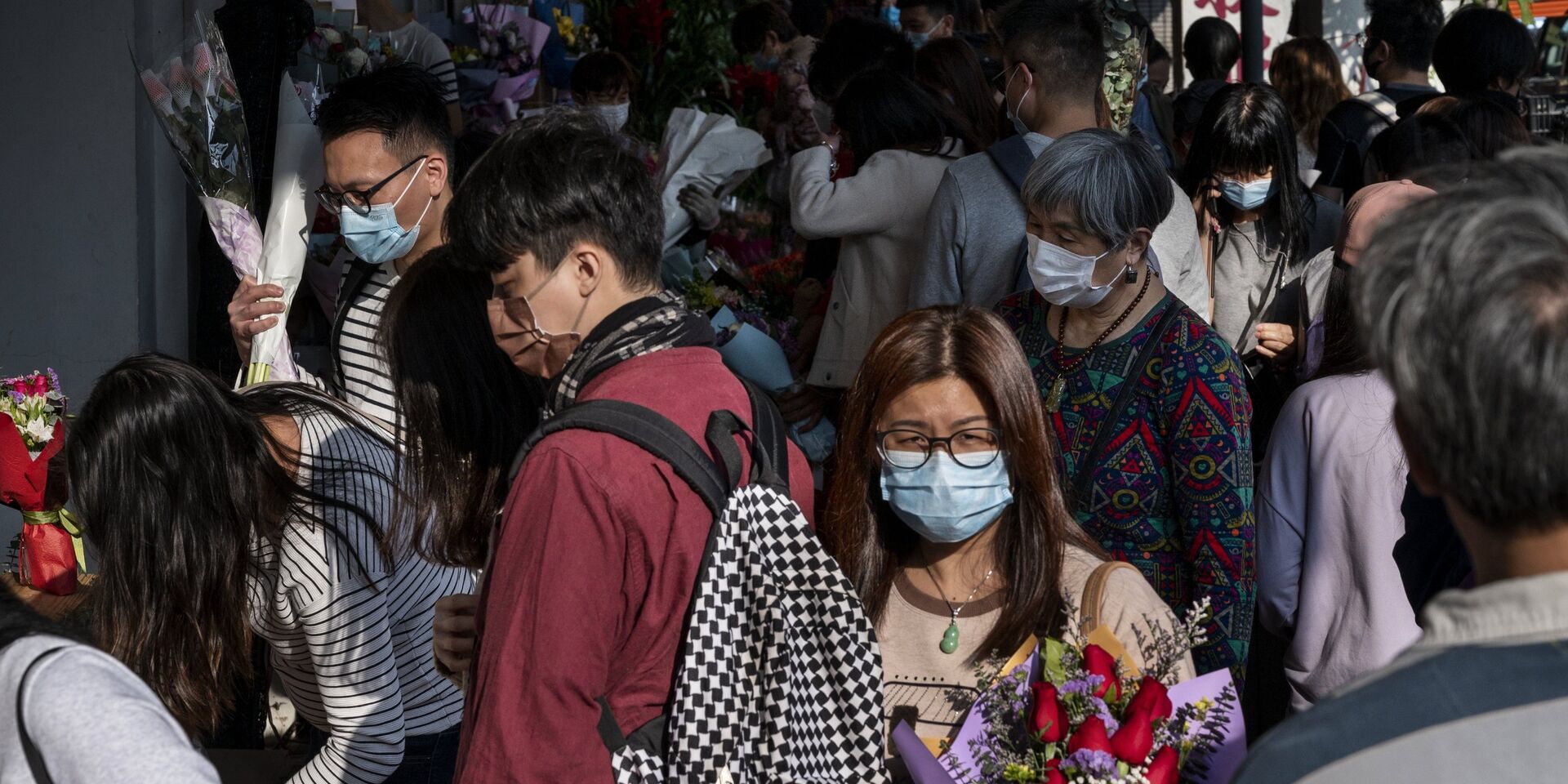 Люди на цветочном рынке в Гонконге - ИноСМИ, 1920, 09.05.2023